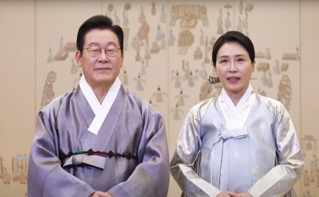 이재명 대통령과 김혜경 여사가 추석 연휴 이틀째인 지난 4일 한복 차림으로 영상 메시지를 통해 명절 인사를 전하고 있다. 연합뉴스