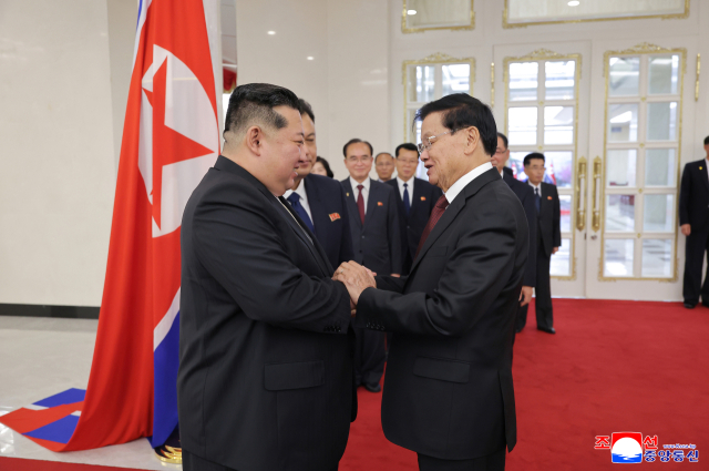 김정은 북한 국무위원장이 노동당 창건 80주년 경축 행사 참석차 방북한 통룬 시술릿 라오스 국가주석과 지난 7일 회담했다고 조선중앙통신이 8일 보도했다. [국내에서만 사용가능. 재배포 금지. For Use Only in the Republic of Korea. No Redistribution] 연합뉴스