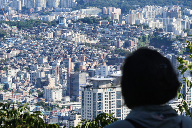 수도권과 지방간 아파트 가격 격차가 약 17년 만에 최대로 벌어진 것으로 나타났다. 사진은 서울 남산에서 바라본 아파트 및 주택단지들. 연합뉴스