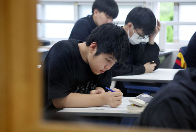 2026학년도 대학수학능력시험을 30일 남겨두고 마지막 전국연합학력평가가 실시된 지난해 10월 14일 부산 금정구 내성고등학교에서 3학년 학생들이 진지한 모습으로 시험 문제를 풀고 있다. 정종회 기자 jjh@