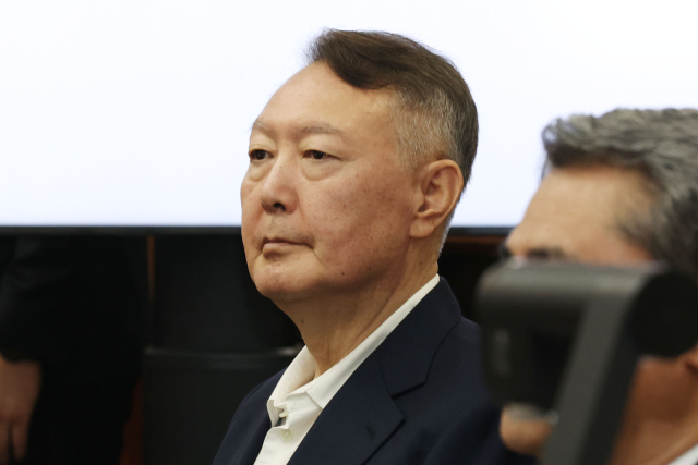 윤석열 전 대통령이 9월 26일 서울 서초구 서울중앙지법에서 열린 특수공무집행방해, 직권남용 권리행사방해 등 혐의 사건 1차 공판에 출석해 있다. 연합뉴스