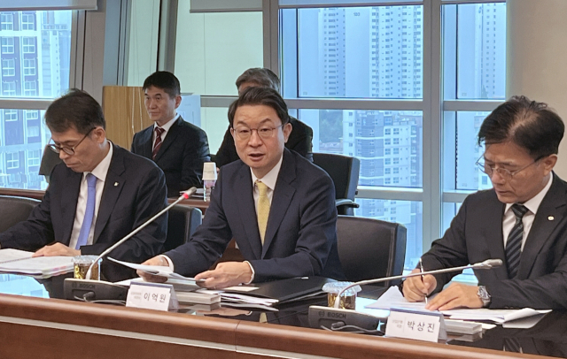 이억원 금융위원장은 22일 오전 부산 남구 BNK부산은행 본점에서 ‘지역 경제 활성화를 위한 지방 우대 금융 간담회’를 주재하며 ‘지방 우대 금융 지원방안’을 발표했다.