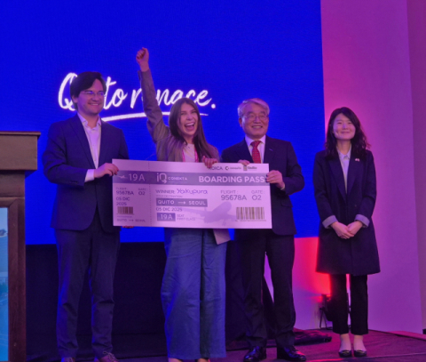 우수 창업팀이 기념사진을 촬영하고 있다. (좌측부터 곤살로 크리올로 키토시 경제진흥공사 사장, 수상자, 홍석화 코이카 이사, 김혜진 주에콰도르한국대사관 참사관)