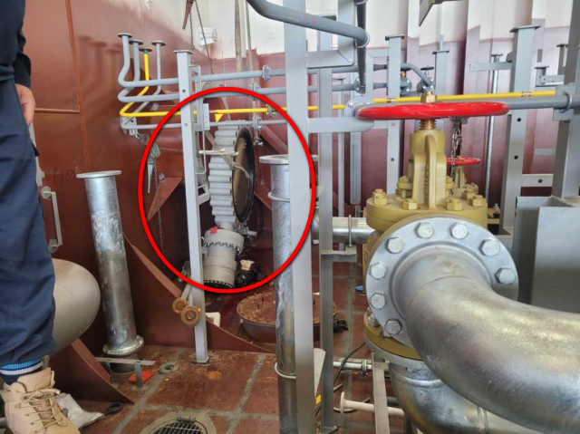 27일 오전 9시 45분께 사하구 구평동 한 조선기자재 공장에서 작업 중이던 60대 남성 A 씨가 대형 밸브와 기자재 사이에 몸이 끼여 병원으로 옮겨졌으나 끝내 숨졌다. 부산 사하경찰서 제공