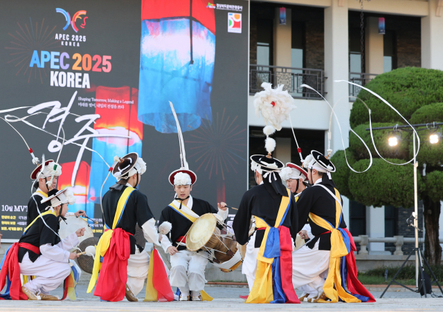 28일 아시아태평양경제협력체(APEC) 정상회의 개최지인 경북 경주시 보문관광단지 내 육부촌 야외마당에서 영남대학교 국악전공 학생들이 '판굿' 공연을 하고 있다. 연합뉴스