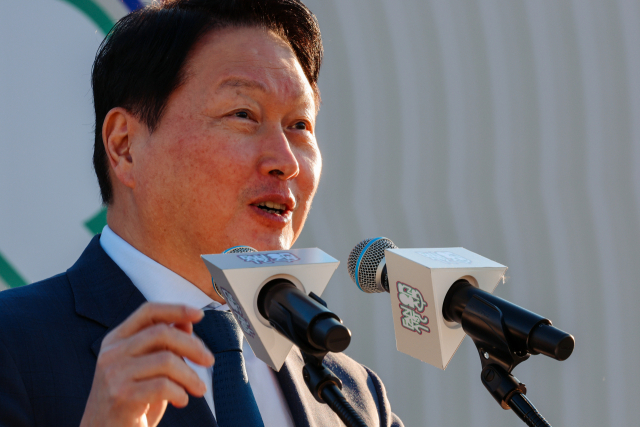 최태원 SK그룹 겸 대한상공회의소 회장이 28일 경상북도 경주시 사정동 플레이스C 갤러리에서 열린 'APEC CEO SUMMIT 2025, 배우자 미술전시 오프닝'에서 축사하고 있다. 연합뉴스