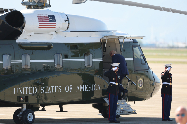 경주 APEC을 계기로 국빈 방한하는 도널드 트럼프 미국 대통령이 29일 부산 김해국제공항에 도착해 전용헬기 마린원에 탑승하고 있다. 연합뉴스