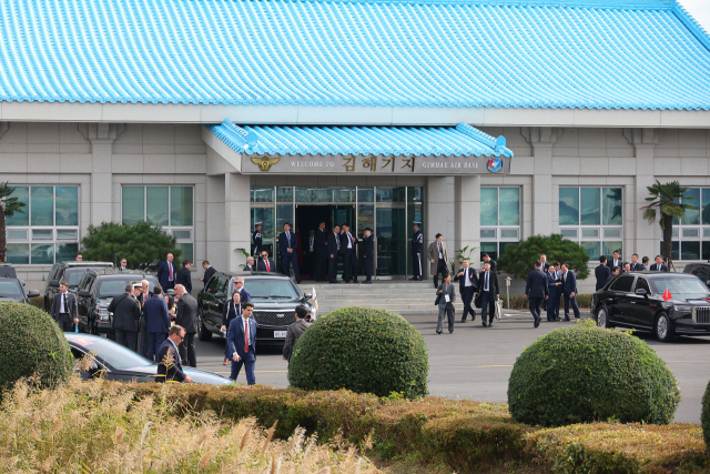 도널드 트럼프 미국 대통령과 시진핑 중국 국가주석의 정상회담이 열린 30일 정상회담장인 부산 공군 제5공중기동비행단 내 나래마루 앞에 양측 수행원들이 분주히 오가고 있다. 연합뉴스