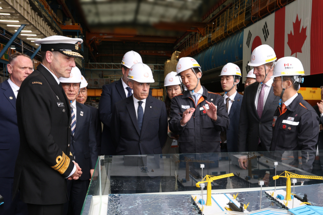 김동관 한화그룹 부회장(앞줄 왼쪽 세번째)이 마크 카니 캐나다 총리(앞줄 왼쪽 두번째)에게 캐나다 현지에 설치하고자 하는 잠수함 유지보수 시설·설비에 대해 설명하고 있다. 한화오션 제공