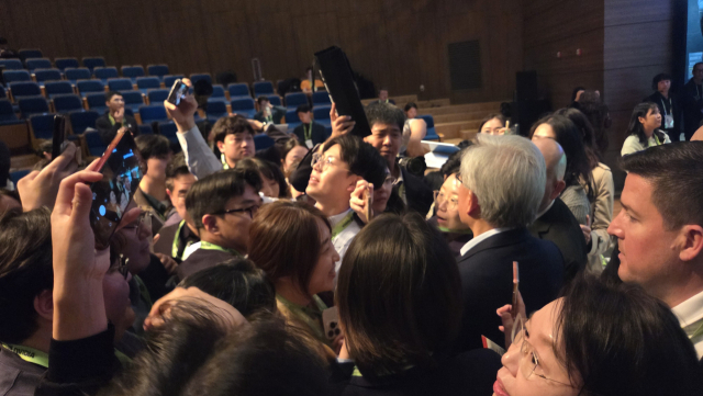 31일 오후 6시께 경주 예술의전당 원화홀에서 열린 기자간담회가 끝난 후 몰려든 취재진들로 인해 빠져나가지 못하고 있는 젠슨 황 최고경영자(CEO).