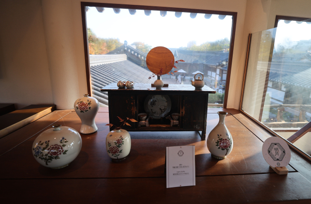김해시 봉황동 한옥카페 명월 내 아트존에 전시된 지역 작가의 도자기 작품. 창밖으로 기와지붕이 어우러진 한옥체험관이 보인다. 이재찬 기자 chan@