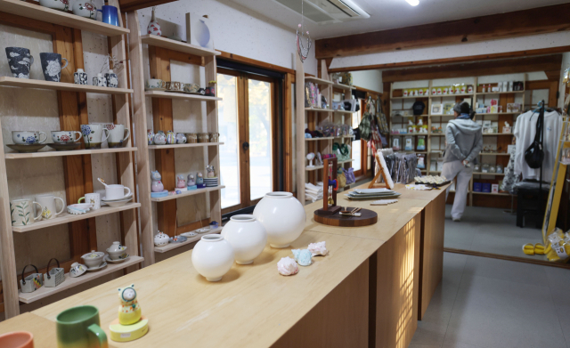 김해시 봉황동 한옥카페 명월의 굿즈숍 '가꿈' 내부. 시 마스코트인 토더기 캐릭터 상품과 문구류, 생활용품 등이 주인을 기다리고 있다. 이재찬 기자 chan@