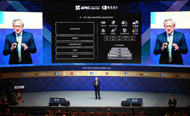 젠슨 황 엔비디아 최고경영자(CEO)가 지난달 31일 경북 경주 예술의전당에서 열린 아시아태평양경제협력체(APEC) 최고경영자(CEO) 서밋 특별 세션에서 기조연설을 하고 있다.연합뉴스