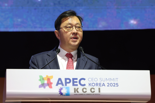 최재원 SK그룹 수석부회장이 31일 경북 경주 예술의전당에서 열린 아시아태평양경제협력체(APEC) 최고경영자(CEO) 서밋에서 환영사를 하고 있다. 연합뉴스