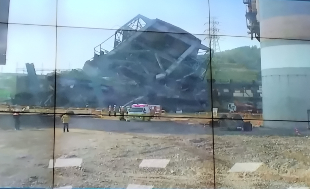 6일 오후 붕괴 사고가 발생한 울산화력발전소 현장. 소방 구급차와 대원들이 무너진 보일러 구조물 앞에서 구조 작업을 벌이고 있다. 독자 제공