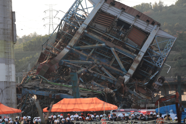 6일 오후 울산 남구 동서발전 울산화력발전소 붕괴 사고 현장. 이날 오후 2시 2분 60m 높이의 5호기 보일러 타워가 붕괴해 작업자 9명이 매몰됐다. 무너져 내린 보일러 타워가 형체를 알아보기 힘들 정도로 엿가락처럼 휘어 참혹했던 당시 상황을 보여주고 있다. 독자 제공