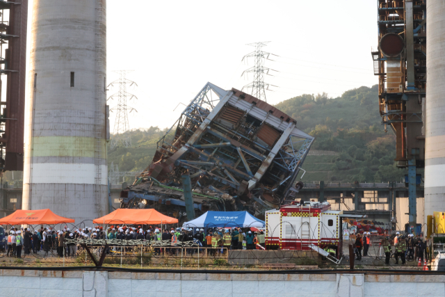 6일 오후 2시 2분께 울산 남구 용잠동 한국동서발전 울산발전본부 울산화력발전소에서 60m 높이 보일러 타워가 무너져 2명이 구조되고 7명이 매몰된 것으로 추정된다. 사진은 사고 현장. 연합뉴스