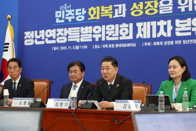 더불어민주당 김병기 원내대표가 3일 서울 여의도 국회에서 열린 ‘정년연장특별위원회 제1차 본위원회의’에서 발언하고 있다. 연합뉴스