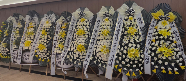 한국동서발전 울산화력발전소 보일러 타워 붕괴 사고로 숨진 전 모 씨의 빈소 앞에 근조화환이 줄줄이 비치돼 있다. 강대한 기자