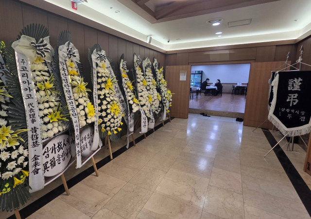 한국동서발전 울산화력발전소 보일러 타워 붕괴 사고로 숨진 전 모 씨의 빈소 앞에 근조화환이 줄줄이 비치돼 있다. 강대한 기자