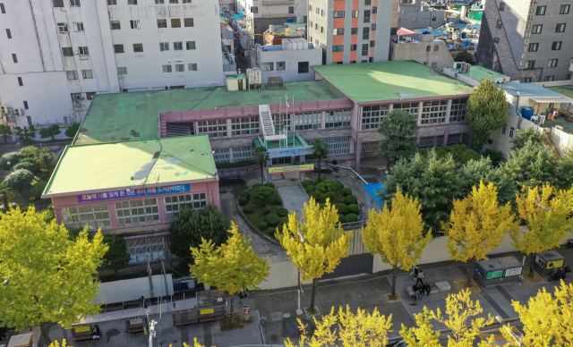 부산시교육청은 노후 시설 보수·보강 및 인테리어 작업을 거쳐 내년 3월 부전도서관의 문을 다시 연다. 부전도서관 일대 전경. 부산일보DB