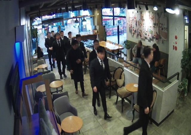 지난 4월 부산 중구의 한 카페에 집결한 신20세기파 조직원들. 경찰이 확보한 CCTV 캡처 화면. 부산경찰청 제공