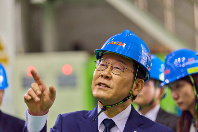 　（서울＝연합뉴스）이재명 대통령이 7일 대전 대덕연구단지 내 한국핵융합에너지연구원을 방문해 세계 최초 초전도 핵융합 연구장치인 KSTAR 시설을 둘러보고 있다. 연합뉴스