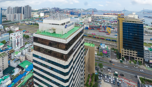 해양수산부가 임시 본청사로 활용할 IM빌딩(왼쪽 흰 건물)과 별관으로 활용할 협성타워(오른쪽 노란 건물). 부산일보DB