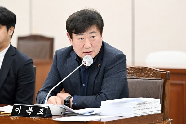 부산시의회 건설교통위원회 소속 이복조(사하4) 의원은 지난 10일 열린 부산시 교통혁신국 행정사무감사에서 지난 7월 재도입된 공항리무진버스 사업이 예견된 실패로 끝났다고 강도 높게 비판했다. 부산시의회 제공