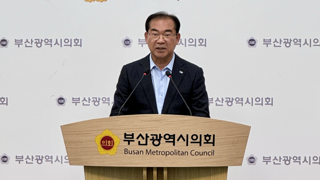 사전 정보를 취득해 재개발 주택을 매입했다는 의혹이 제기돼 소속인 국민의힘 중앙윤리위에서 제명이 결정된 조병길 부산 사상구청장이 지난 13일 부산시의회 브리핑룸에서 해명 기자회견을 열고 있다. 부산시의회 제공