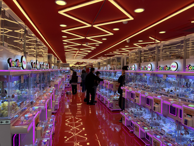 지난 12일 부산 부산진구의 한 인형 뽑기 가게 모습. 올해 3분기 기준 부산의 인형 뽑기 매장은 427곳으로 지난해 같은 기간보다 62곳이 늘었다. 김준현 기자 joon@