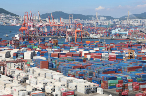 부산항 신선대부두, 감만부두에 쌓여 있는 컨테이너들. 부산일보DB