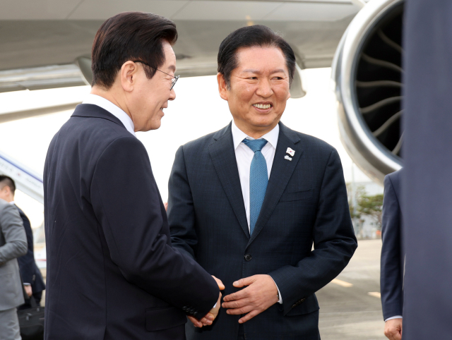 주요 20개국(G20) 정상회의 참석을 계기로 UAE·이집트·튀르키예 등 4개국 순방에 나서는 이재명 대통령이 17일 성남 서울공항에서 출국하기 전 더불어민주당 정청래 대표와 악수하고 있다. 연합뉴스