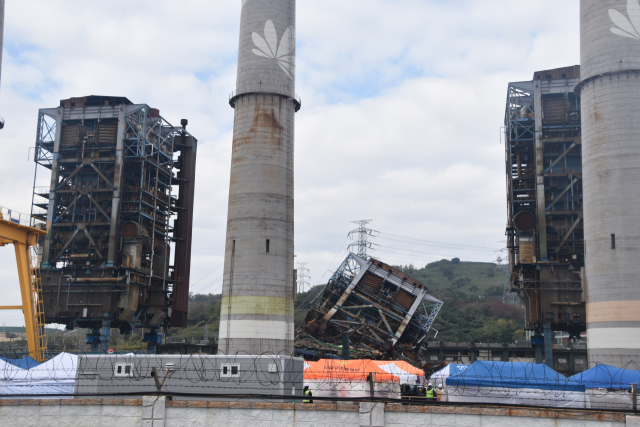 울산화력발전소 보일러 타워 붕괴 사고 현장. 부산일보DB