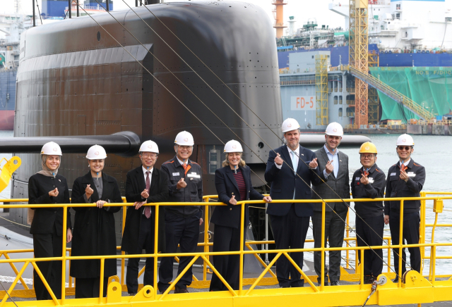 케나다 산업부 멜라니 졸리 장관 일행이 24일 한화오션 거제사업장을 찾았다. 장관 일행은 최근 진수된 ‘장영실함’ 내부를 돌아보며 CPSP 제안 모델인 ‘장보고-III 배치-II’ 잠수함을 직접 눈으로 확인하고 생산 역량을 검증했다. 한화오션 제공