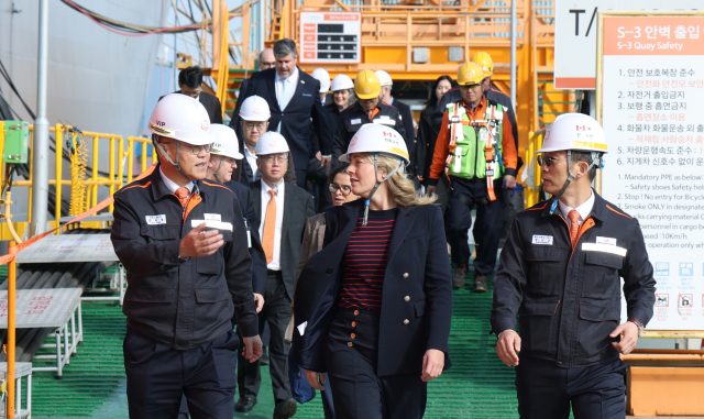 케나다 산업부 멜라니 졸리 장관 일행이 24일 한화오션 거제사업장을 찾았다. 장관 일행은 최근 진수된 ‘장영실함’ 내부를 돌아보며 CPSP 제안 모델인 ‘장보고-III 배치-II’ 잠수함을 직접 눈으로 확인하고 생산 역량을 검증했다. 한화오션 제공