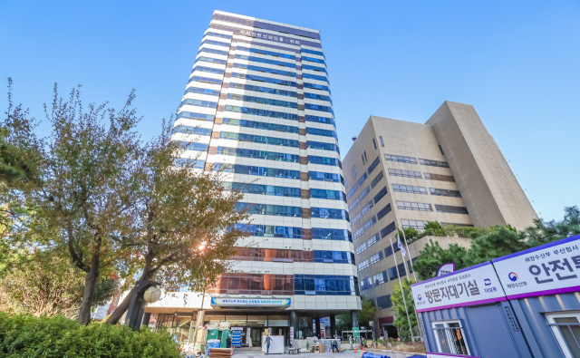 해양수산부 부산청사 이전이 다음달 8일부터 시작된다. 24일 오후 해수부 부산청사가 이전할 부산 동구 수정동 IM빌딩에서 관계자들이 리모델링 작업을 위해 자재를 옮기고 있다. 김종진 기자 kjj1761@