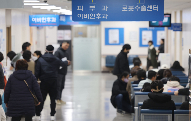 부산 한 대학병원 모습. 의료진이 환자 진료 상황을 살피고 있다. 부산일보DB