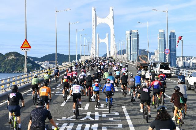 지난 9월 부산 광안대교 위에서 열린 세븐브릿지 투어 개막식. 부산시 제공