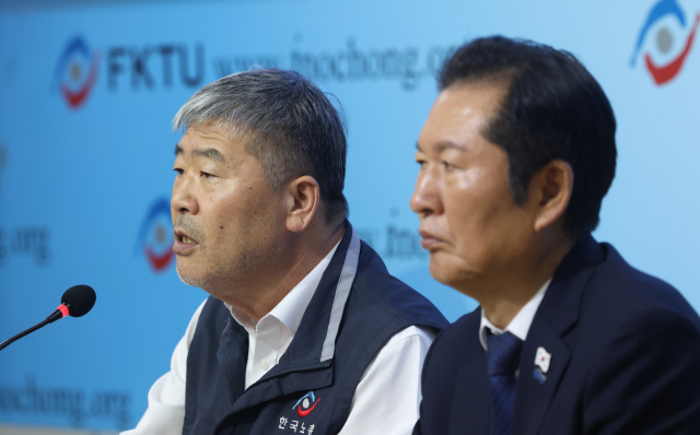 김동명 한국노총 위원장이 25일 서울 여의도 한국노총에서 열린 ‘한국노총-더불어민주당 2025년도 제2차 고위급정책협의회’에서 인사말을 하고 있다. 오른쪽은 더불어민주당 정청래 대표. 연합뉴스