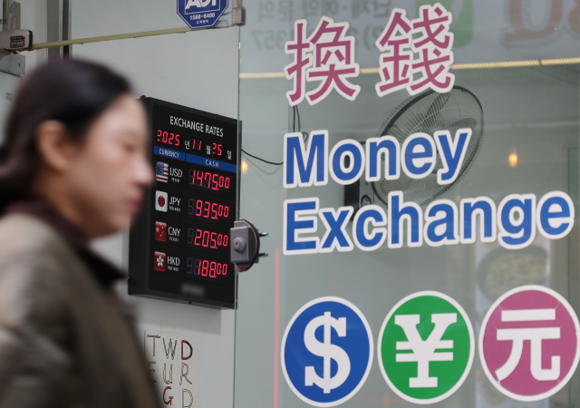 환율 1470원대 중반의 고환율이 이어지고 있다. 25일 한 환전소에 환율이 표시되고 있다. 연합뉴스