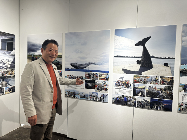 '레지던시 활성화'로 지원받은 아트팩토리비 부스와 진영섭 대표. 김은영 기자 key66@