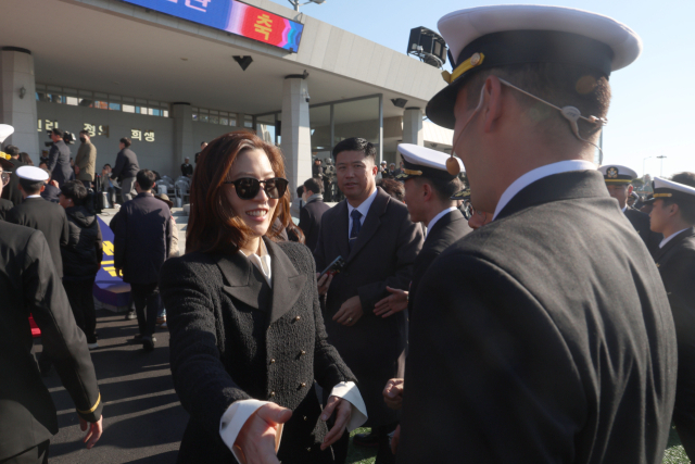 임세령 대상홀딩스 부회장이 28일 오후 경남 창원시 진해구 해군사관학교 연병장에서 열린 제139기 해군·해병대 사관후보생 수료 및 임관식에서 아들인 이지호 신임 소위를 격려하고 있다. 연합뉴스