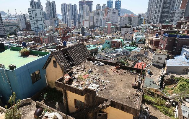 부산 동구 주택가에 방치된 빈집들의 모습. 이재찬 기자 chan@