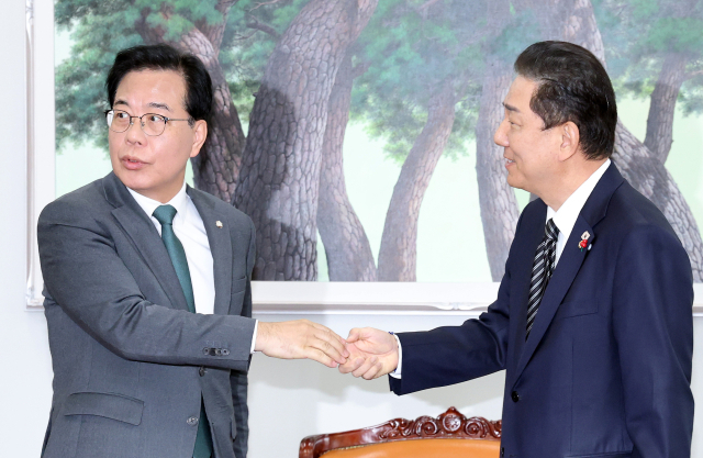 더불어민주당 김병기 원내대표(오른쪽)와 국민의힘 송언석 원내대표가 1일 서울 여의도 국회에서 쟁점 예산과 법인세·교육세 인상안을 둘러싼 추가 협상 회동에 앞서 인사하고 있다. 연합뉴스