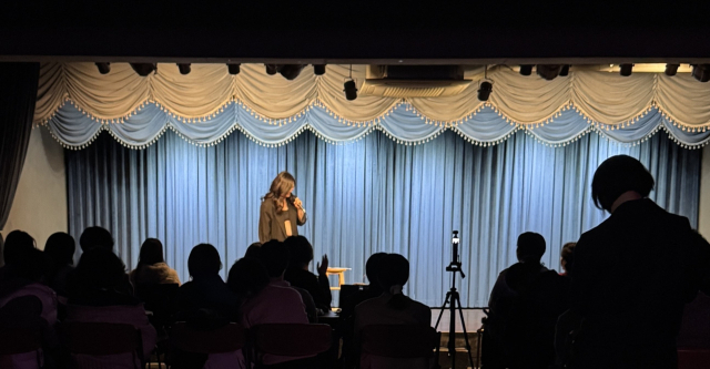 부산 출신 임산부 코미디언 강안리가 6일 부산 수영구 어댑터씨어터 1관에서 스탠드업 코미디 공연을 펼친다. 강안리 제공