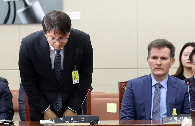 박대준 쿠팡 대표가 2일 서울 여의도 국회에서 열린 과학기술정보방송통신위원회 전체회의에 출석해 고개 숙여 인사를 하고 있다. 연합뉴스