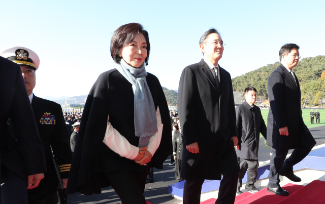 이재용 삼성전자 회장과 홍라희 리움미술관 명예관장이 11월 28일 경남 창원시 진해구 해군사관학교에서 열린 '제139기 해군사관후보생 임관식'에 참석하고 있다. 연합뉴스