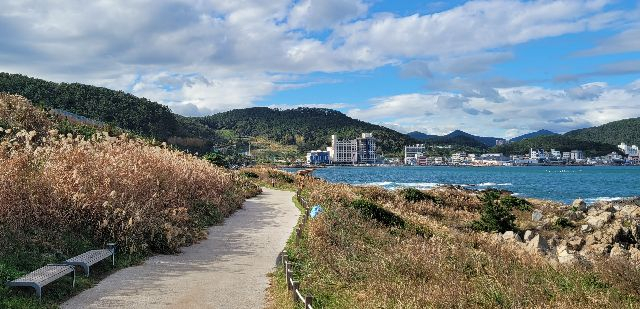 부산 기장군 오랑대공원에서 본 오시리아 해안산책로. 부산일보DB