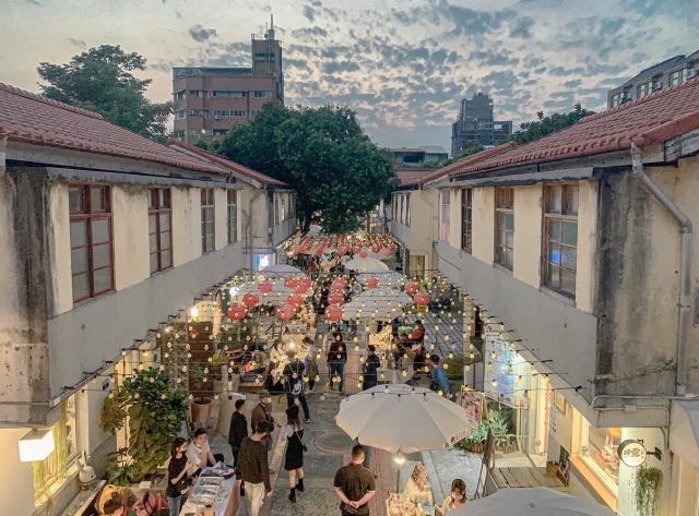 대만 타이중 심계신촌의 낡은 2층 건물이 주는 빈티지한 감성과 젊은 작가들의 예술성, 여유로움을 즐기기 위해 연중 수많은 관광객이 찾고 있다.